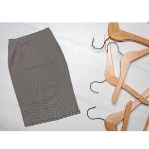 Pencil skirt with a small slit on the back‎